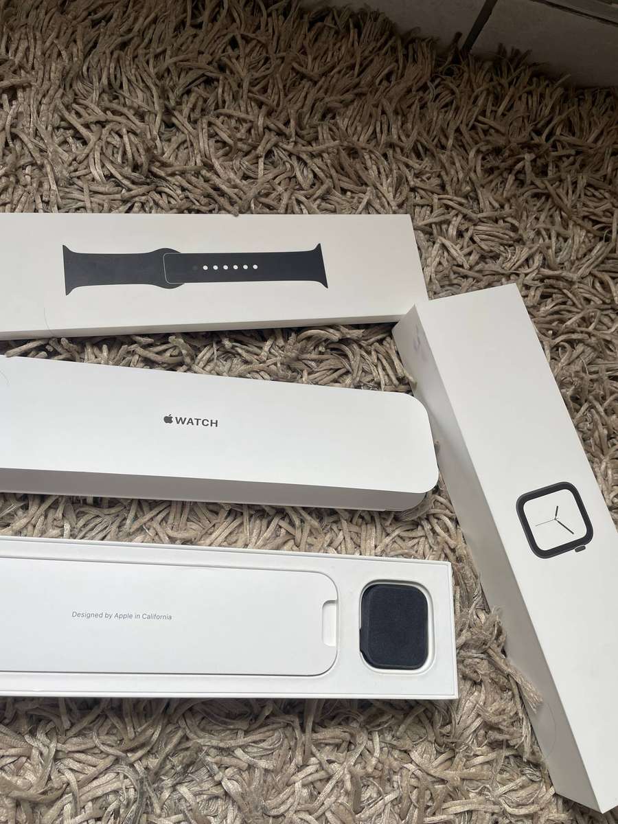 Apple Watch Series 4 (GPS) 40mm - CRACKED SCREEN - With Box