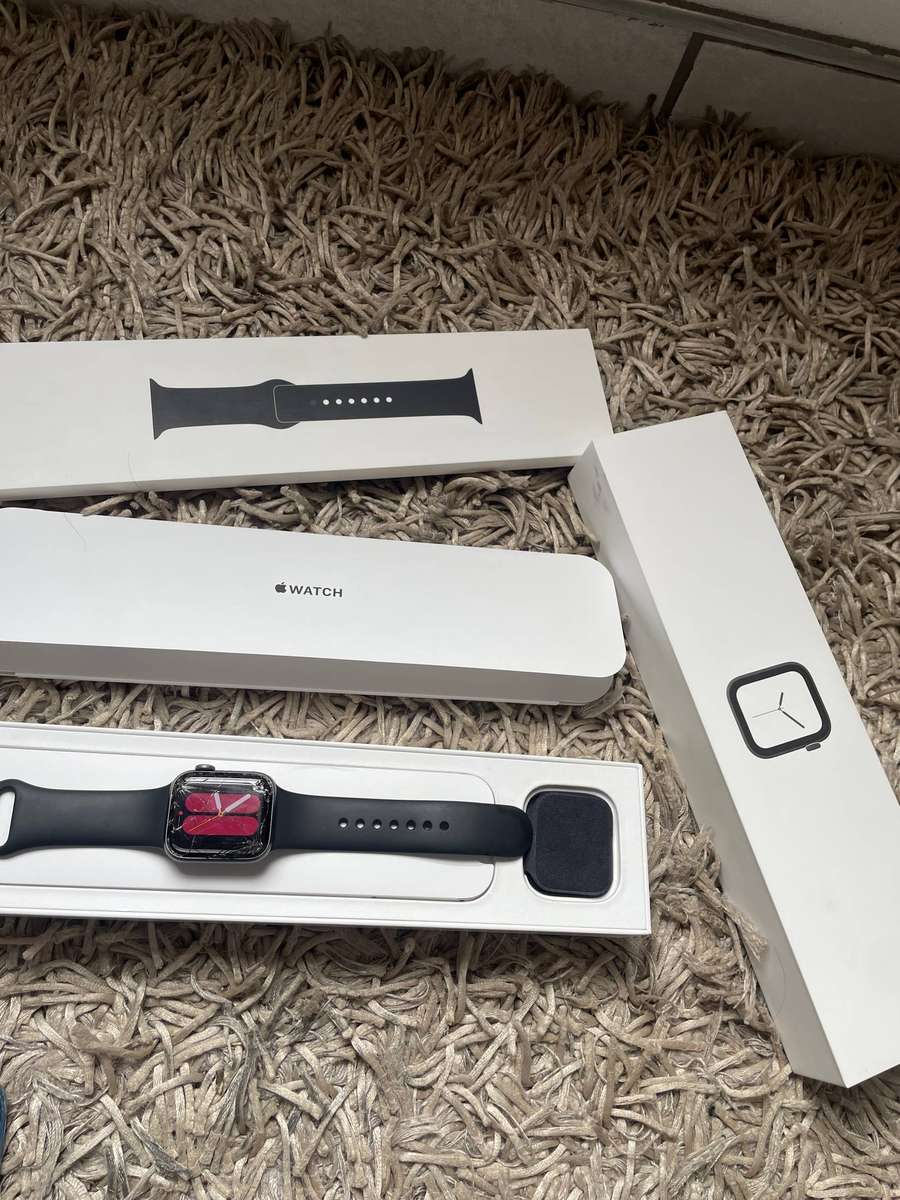 Apple Watch Series 4 (GPS) 40mm - CRACKED SCREEN - With Box