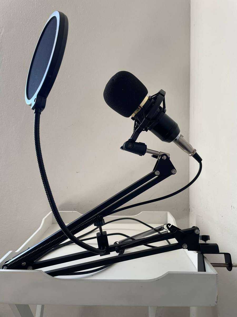 Gaming/Content Microphone With Mount