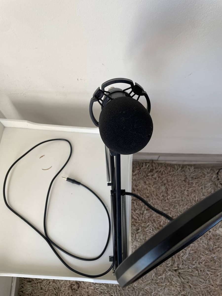 Gaming/Content Microphone With Mount
