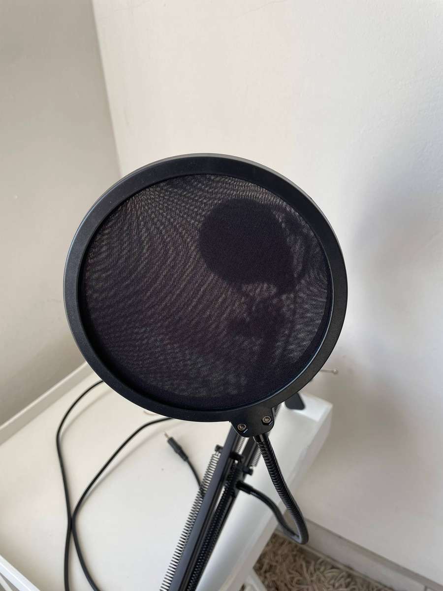 Gaming/Content Microphone With Mount
