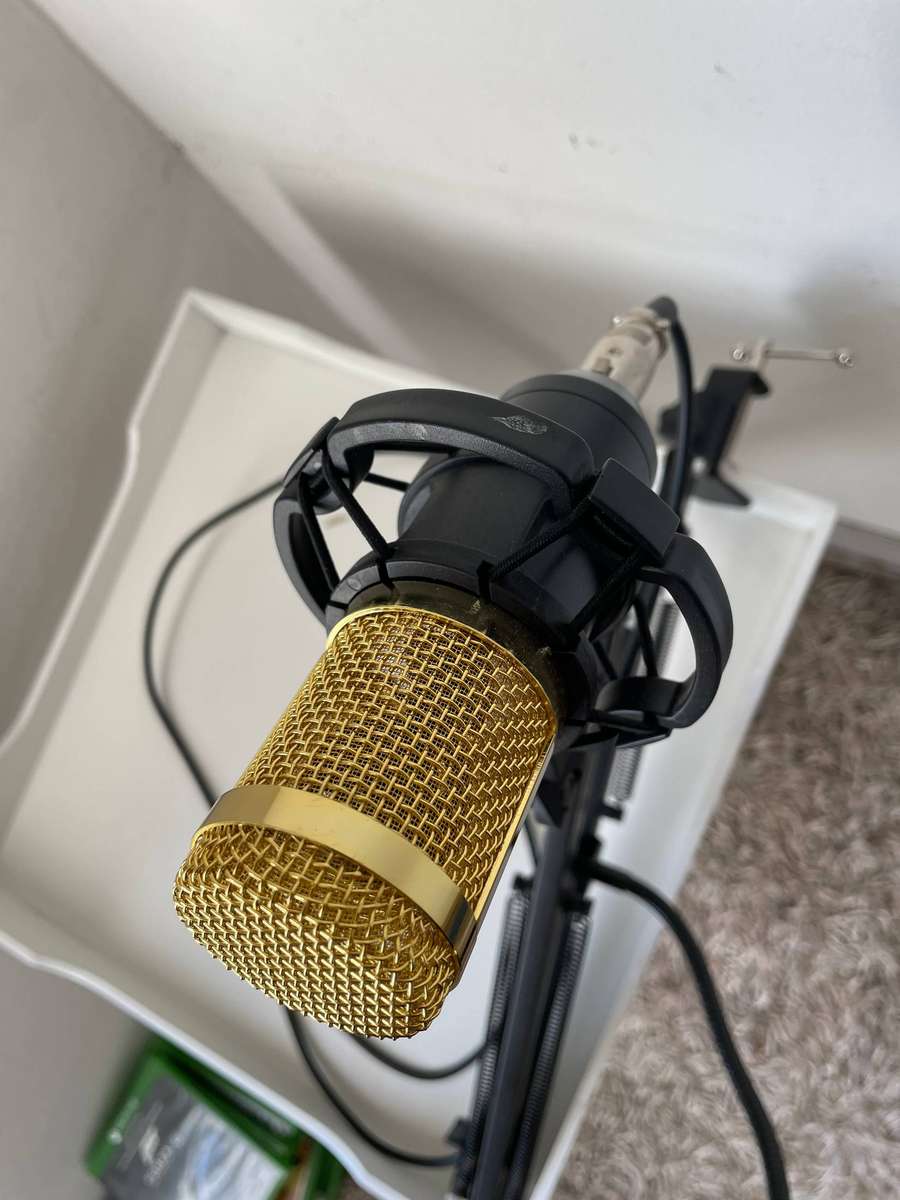 Gaming/Content Microphone With Mount