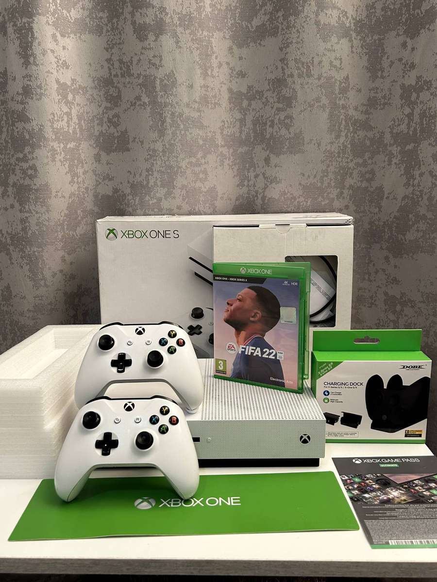 Xbox One S Console Bundle (White) - Boxed, 2 Controllers, FIFA 22 & Dobe Charging Dock
