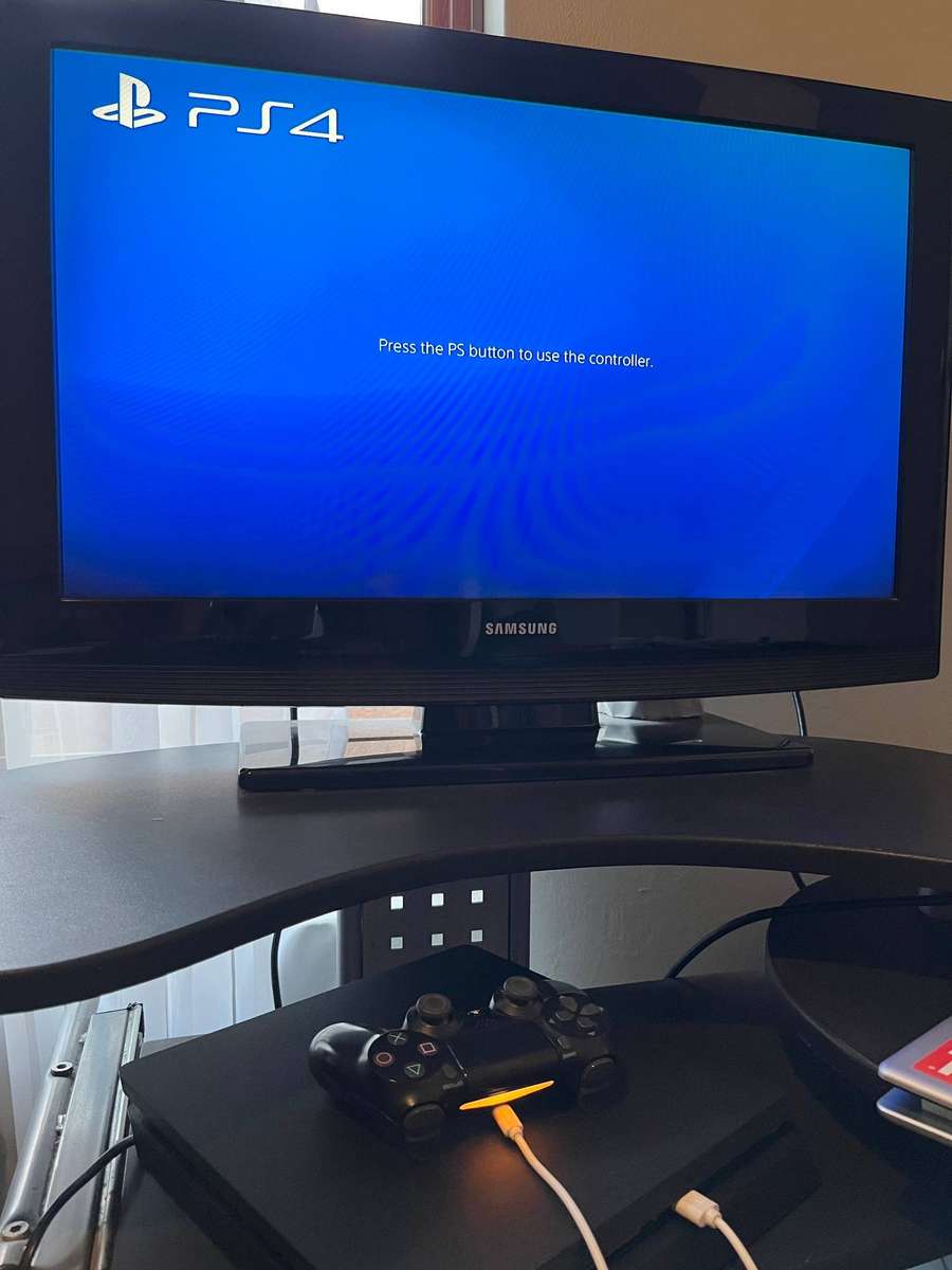 PS4 - 500GB slimline edition + FIFA25 - PRE LOVED