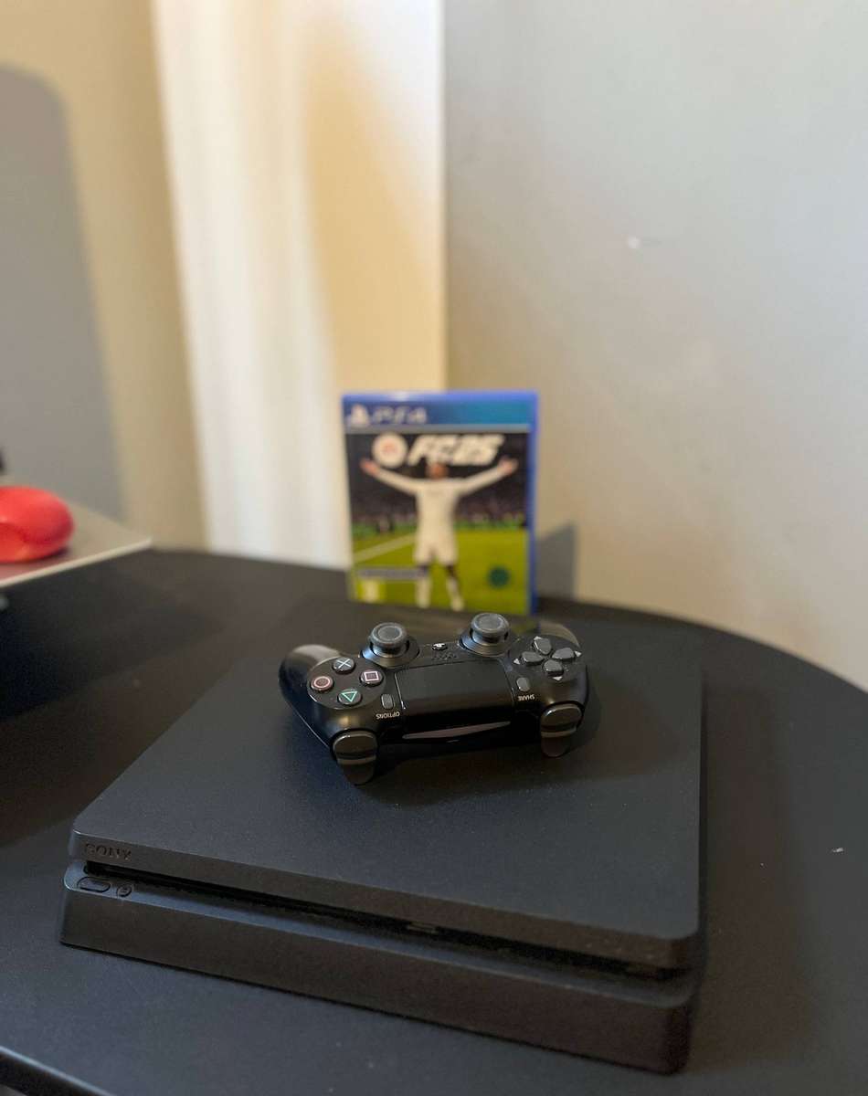PS4 - 500GB slimline edition + FIFA25 - PRE LOVED