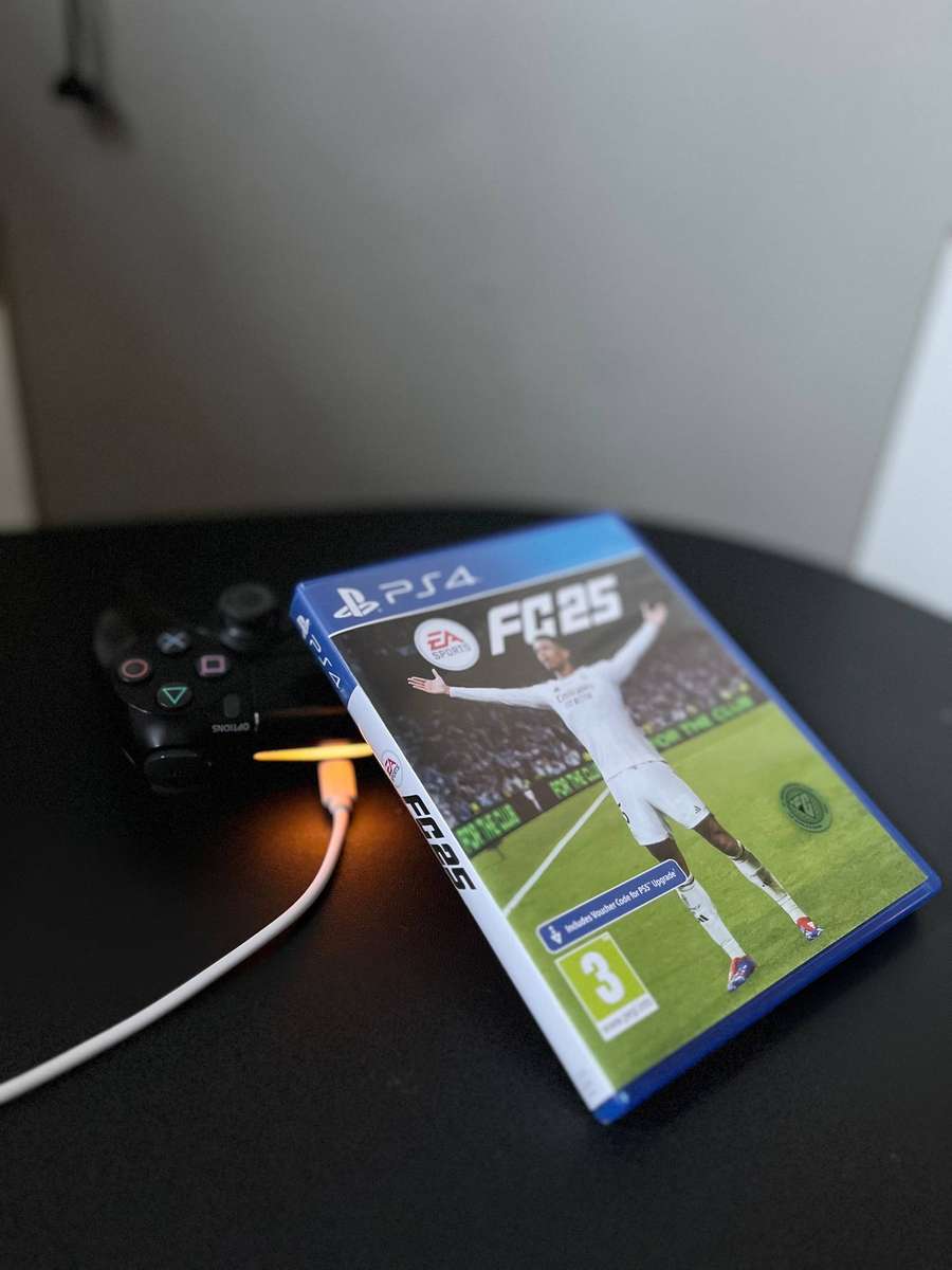 PS4 - 500GB slimline edition + FIFA25 - PRE LOVED