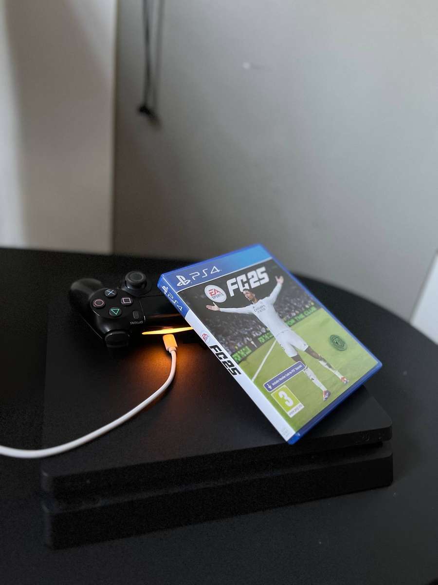 PS4 - 500GB slimline edition + FIFA25 - PRE LOVED