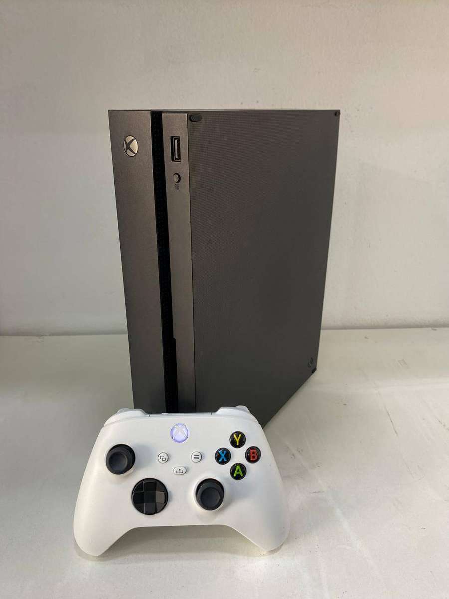 Xbox One X 1TB console - 1x controller with cables