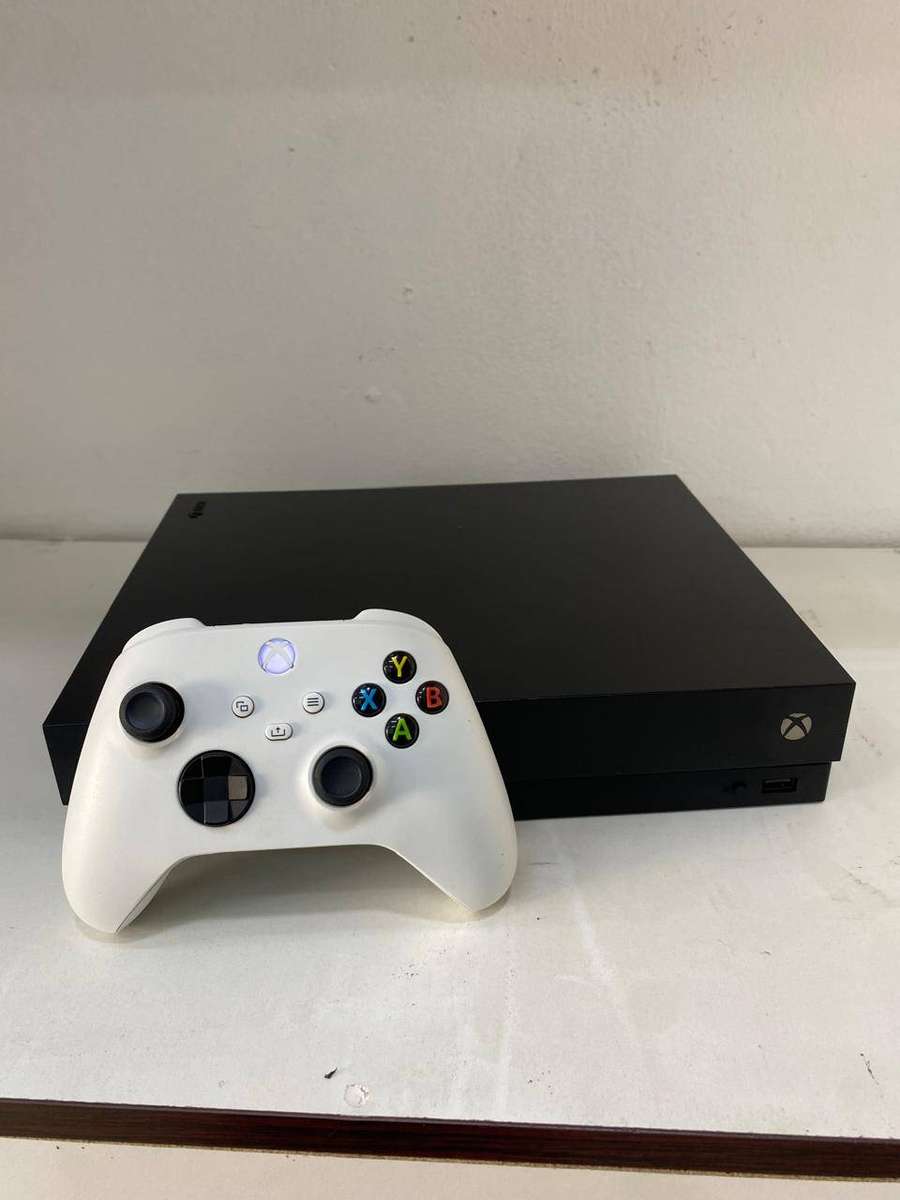 Xbox One X 1TB console - 1x controller with cables