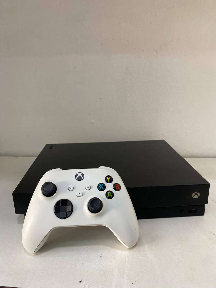 Xbox One X 1TB console - 1x controller with cables