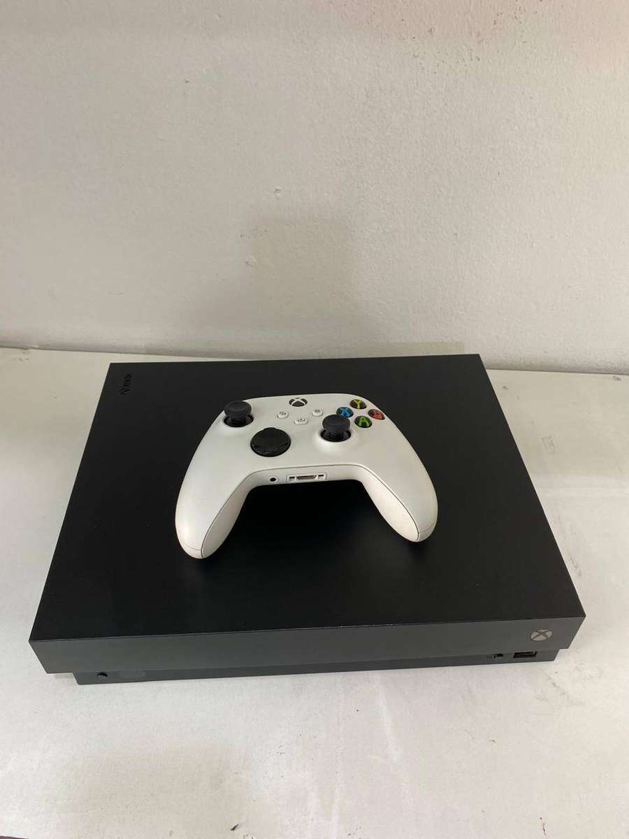 Xbox One X 1TB console - 1x controller with cables