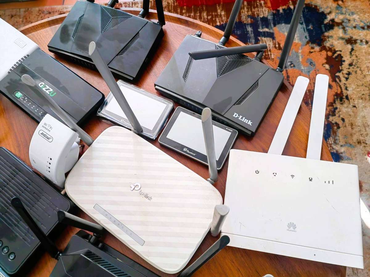 BIG LOT OF NON WORKING ROUTERS, GPS, UPS. E.T.C