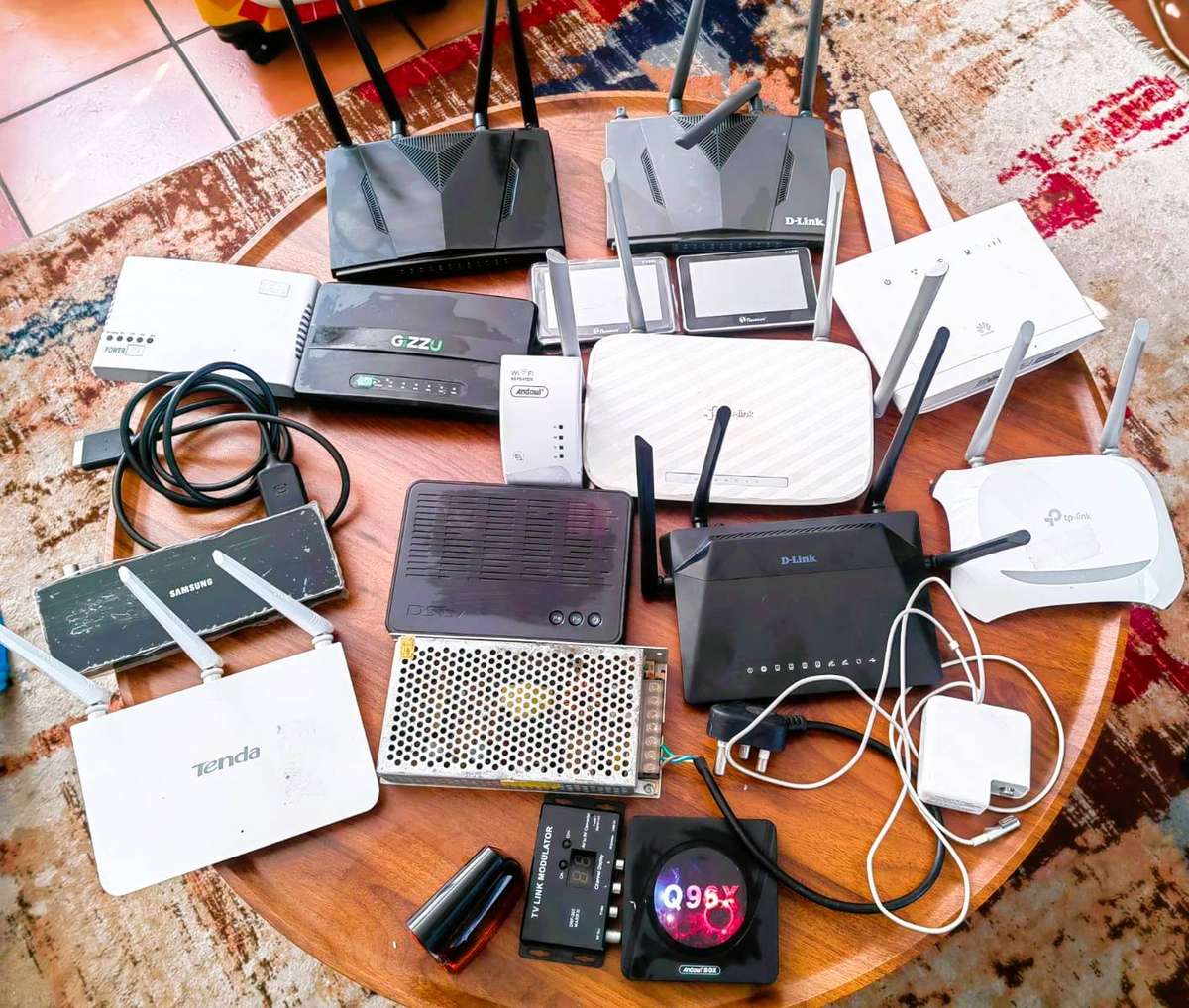 BIG LOT OF NON WORKING ROUTERS, GPS, UPS. E.T.C