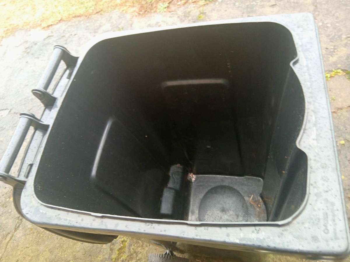 Black wheelie bin 240L