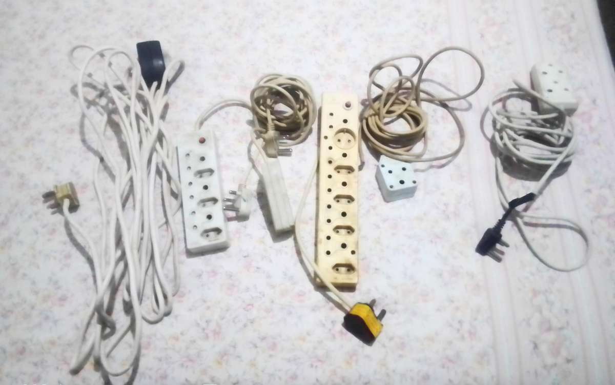 Extension cords and multiplug power plugs