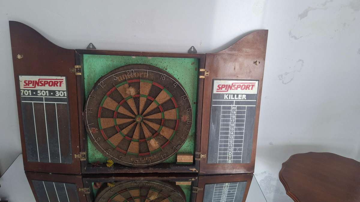 Dartboard & Cabinet
