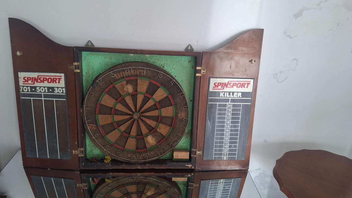 Dartboard & Cabinet