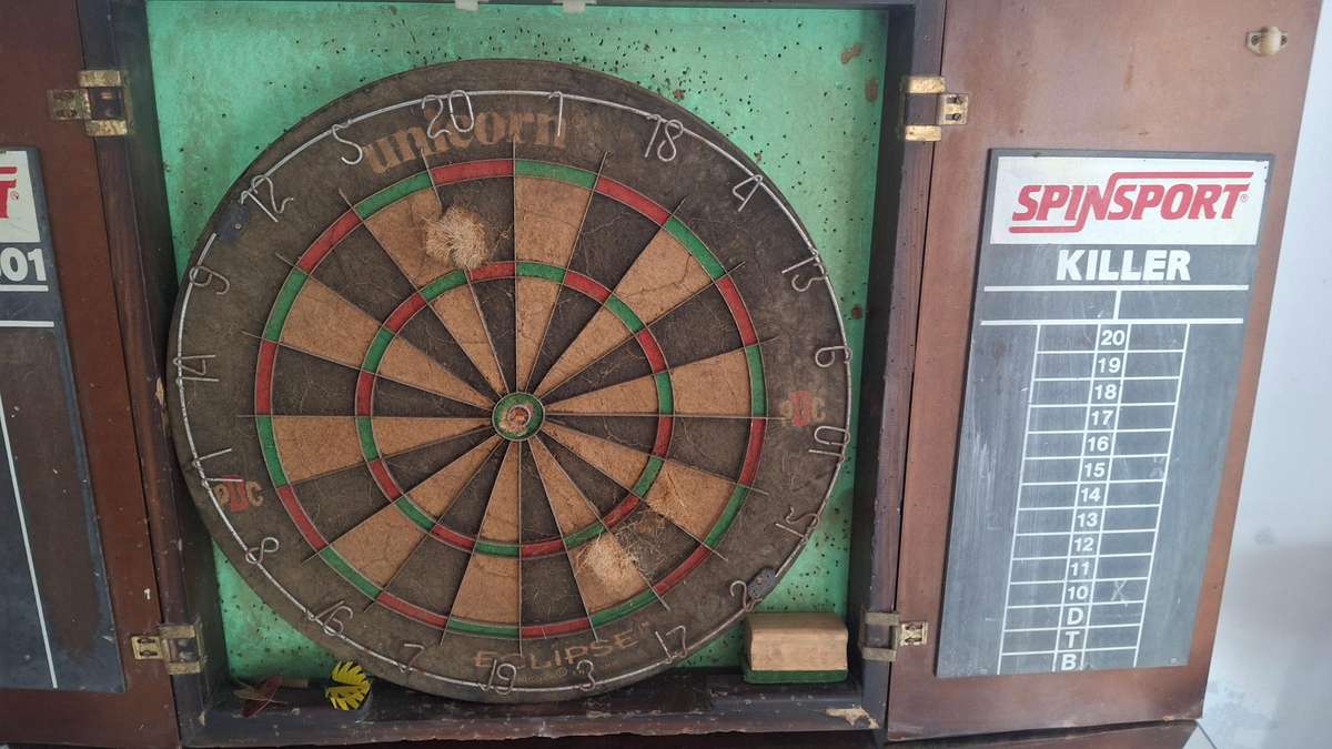 Dartboard & Cabinet