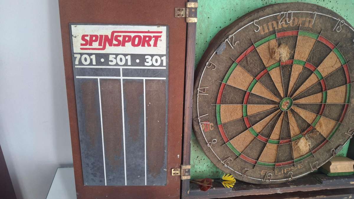 Dartboard & Cabinet