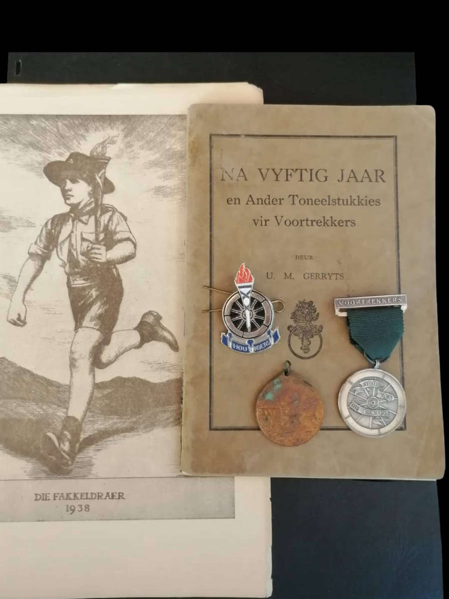 Voortrekkers Versameling  Medaljes & Boek (Skaars Versamelstukke)