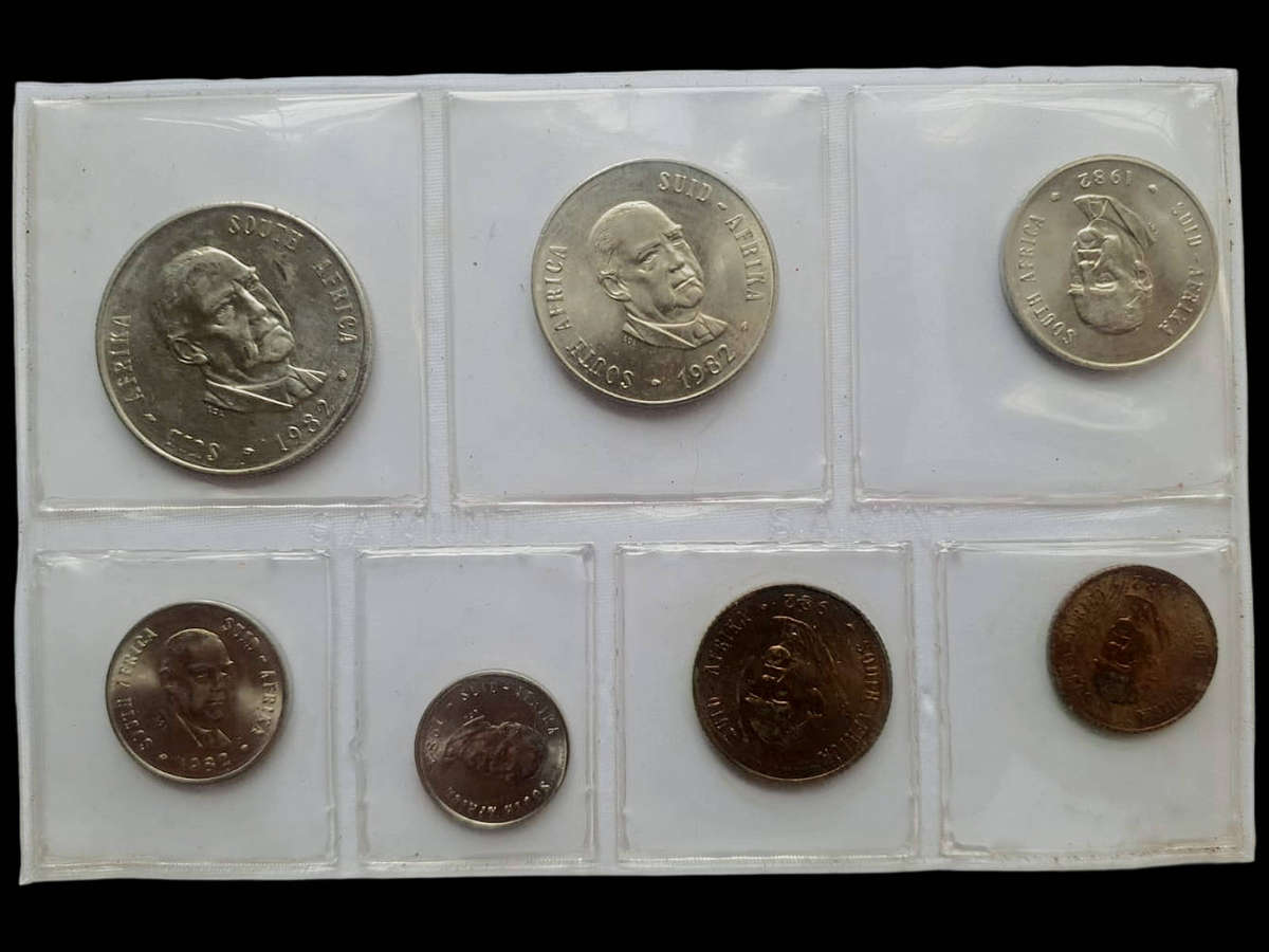 1982 South Africa Official Mint Set  Low Mintage (10 000)