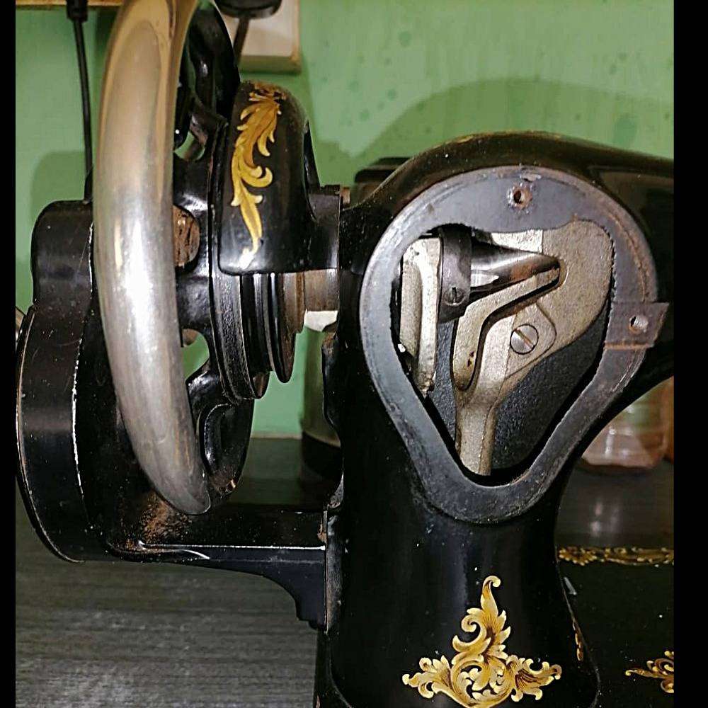 Singer Model 1280 Vintage Sewing Machine  Working Condition