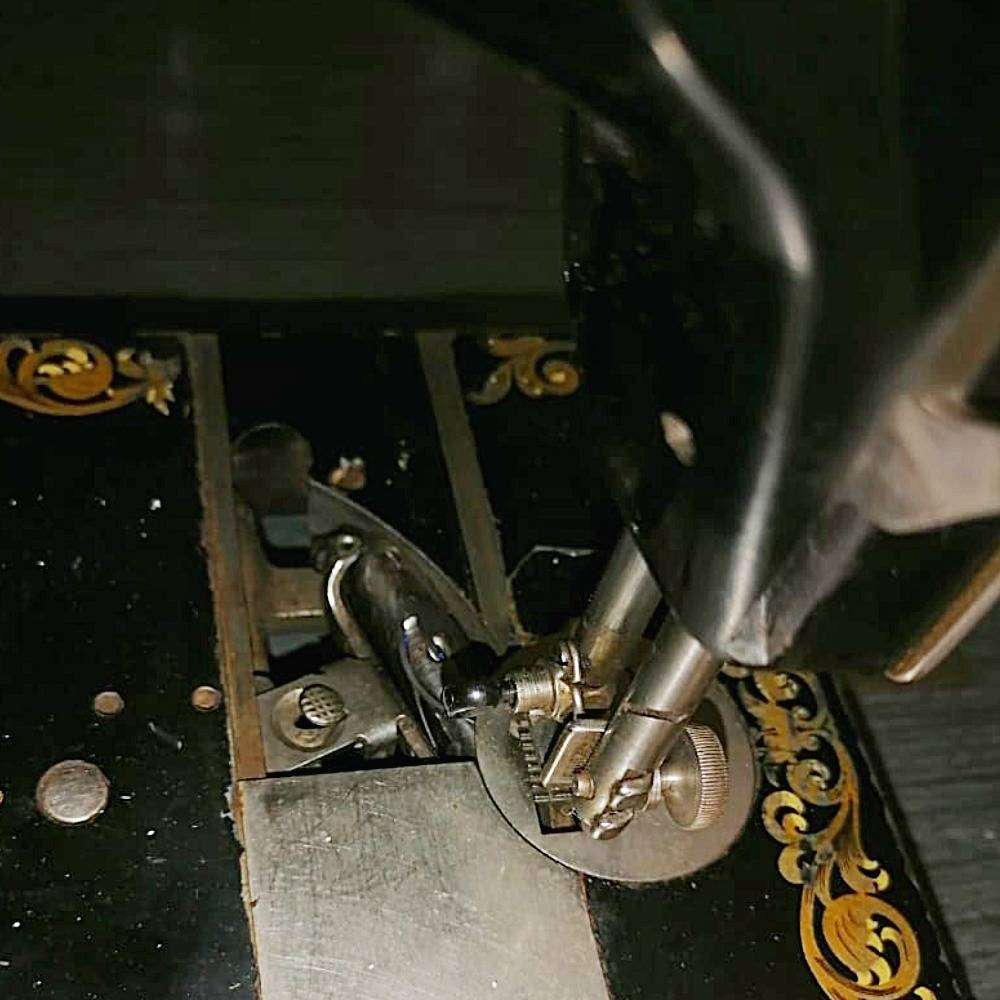 Singer Model 1280 Vintage Sewing Machine  Working Condition