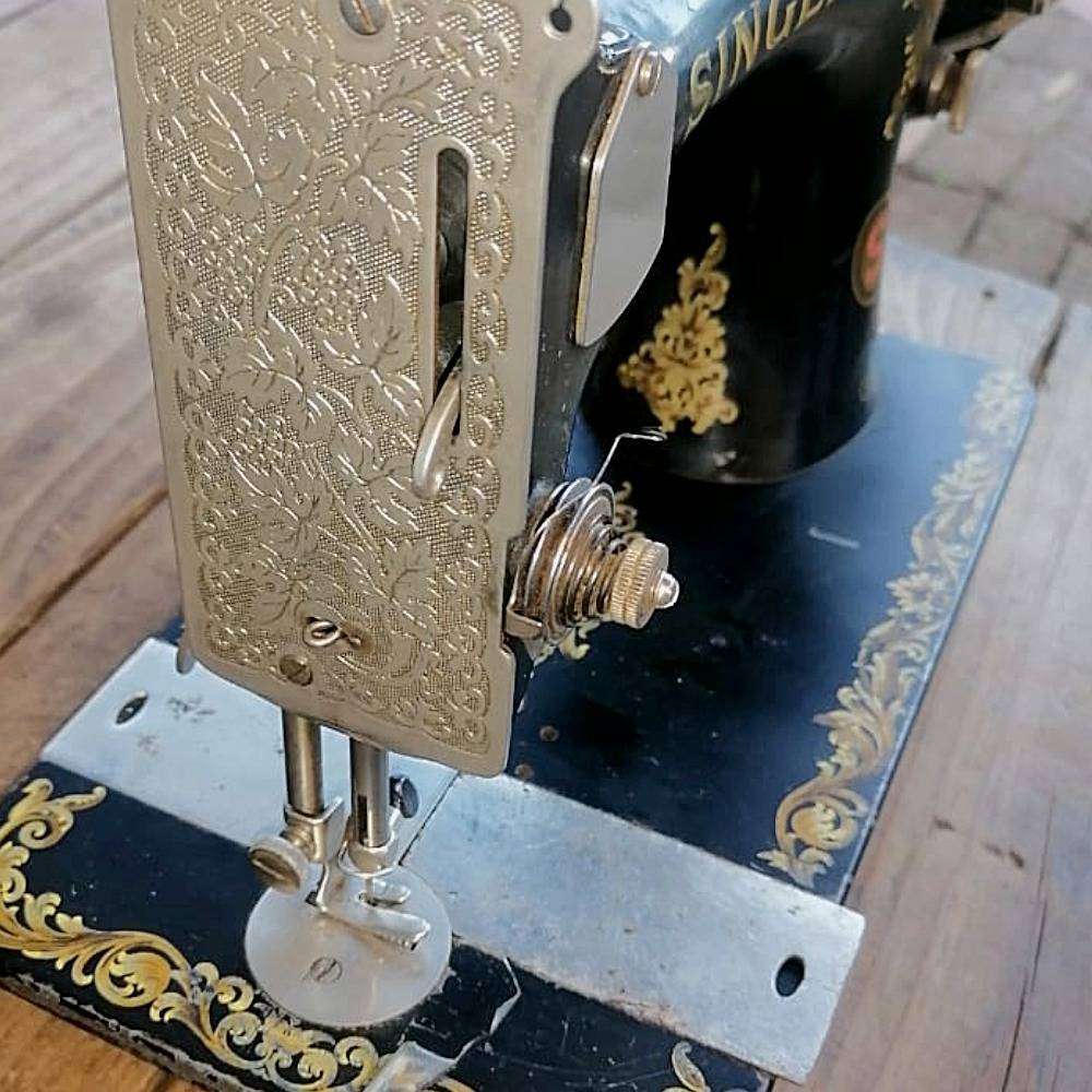 Singer Model 1280 Vintage Sewing Machine  Working Condition