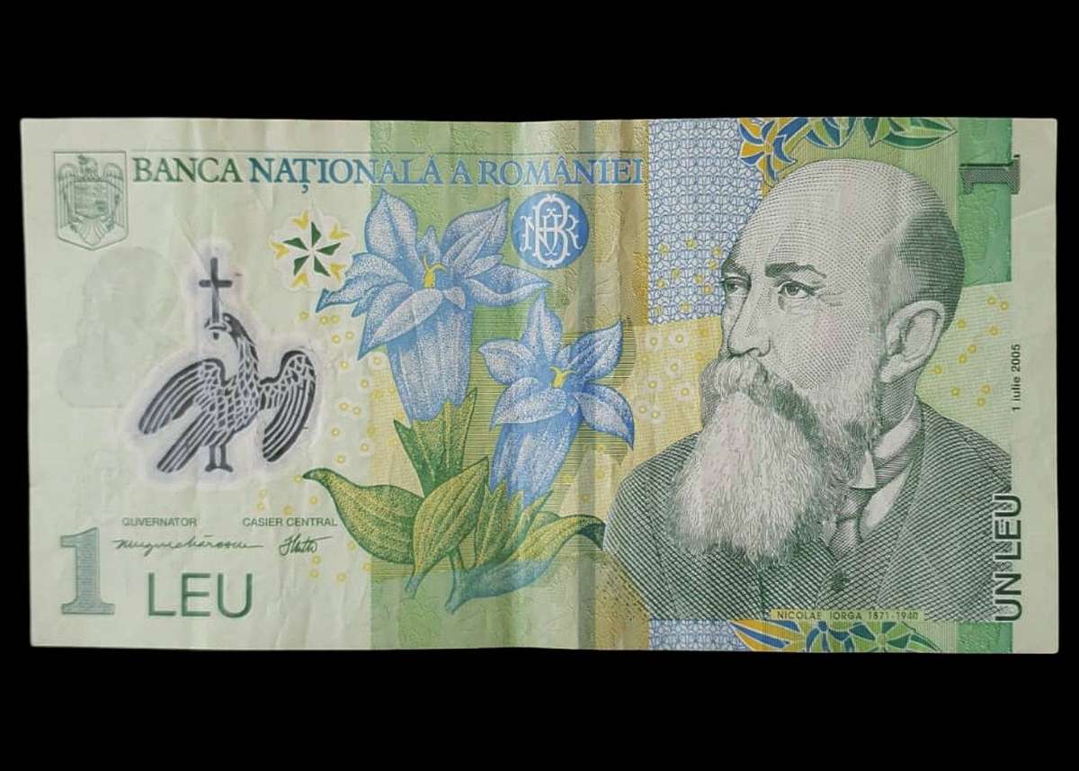 Romania  1 Leu Polymer Banknote (2005 Issue)  Nicolae Iorga / Curtea de Argeș Cathedral