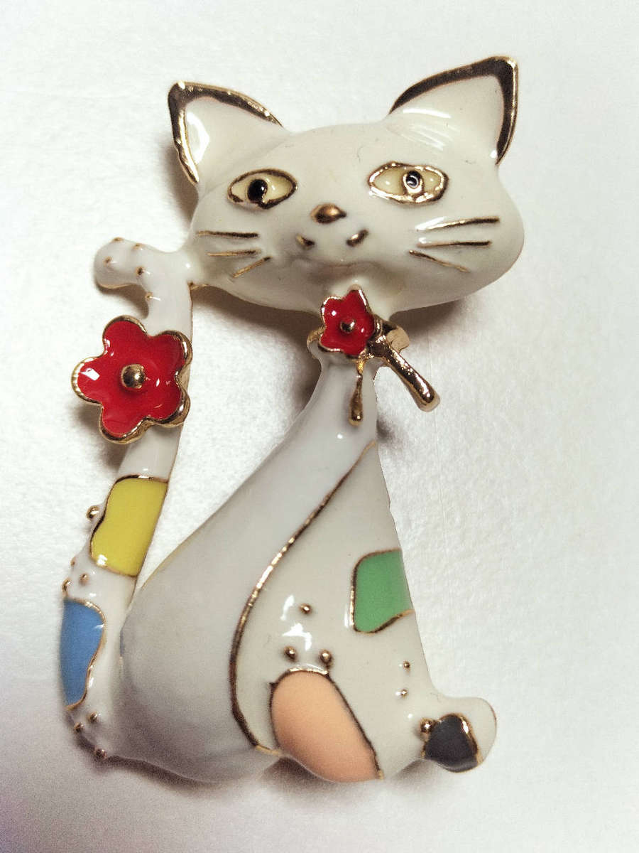 Beautiful Cat Brooch White