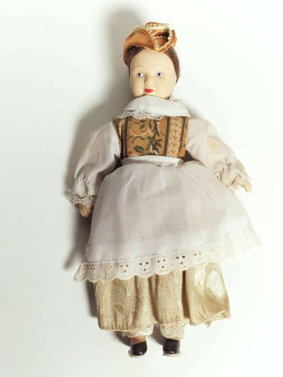 Collectable Porcelain Vintage World Dolls (Bid per Doll)