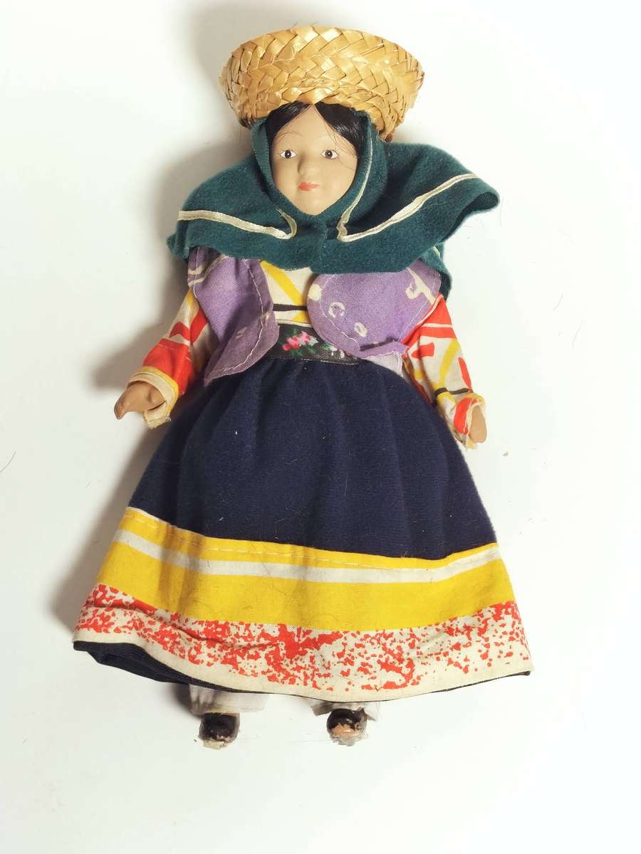 Collectable Porcelain Vintage World Dolls (Bid per Doll)
