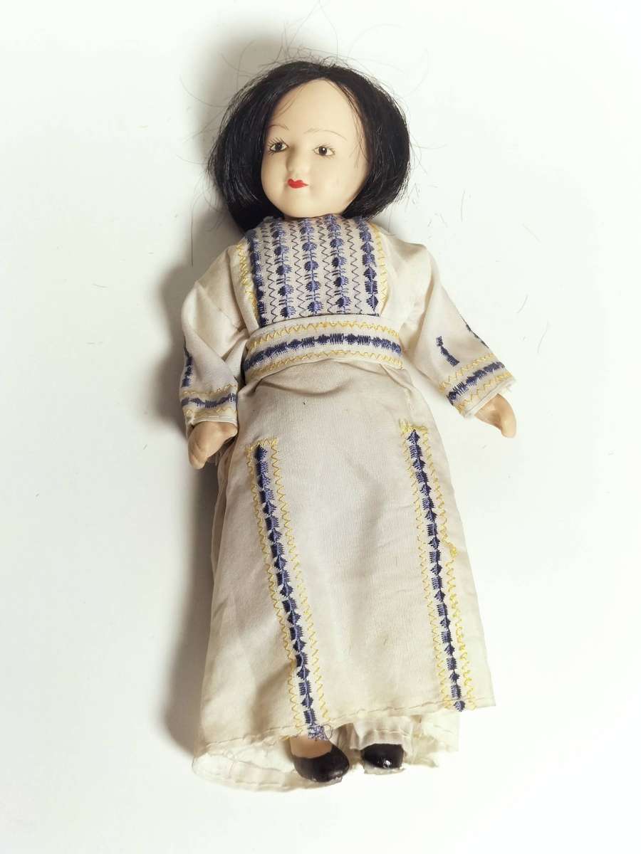 Collectable Porcelain Vintage World Dolls (Bid per Doll)