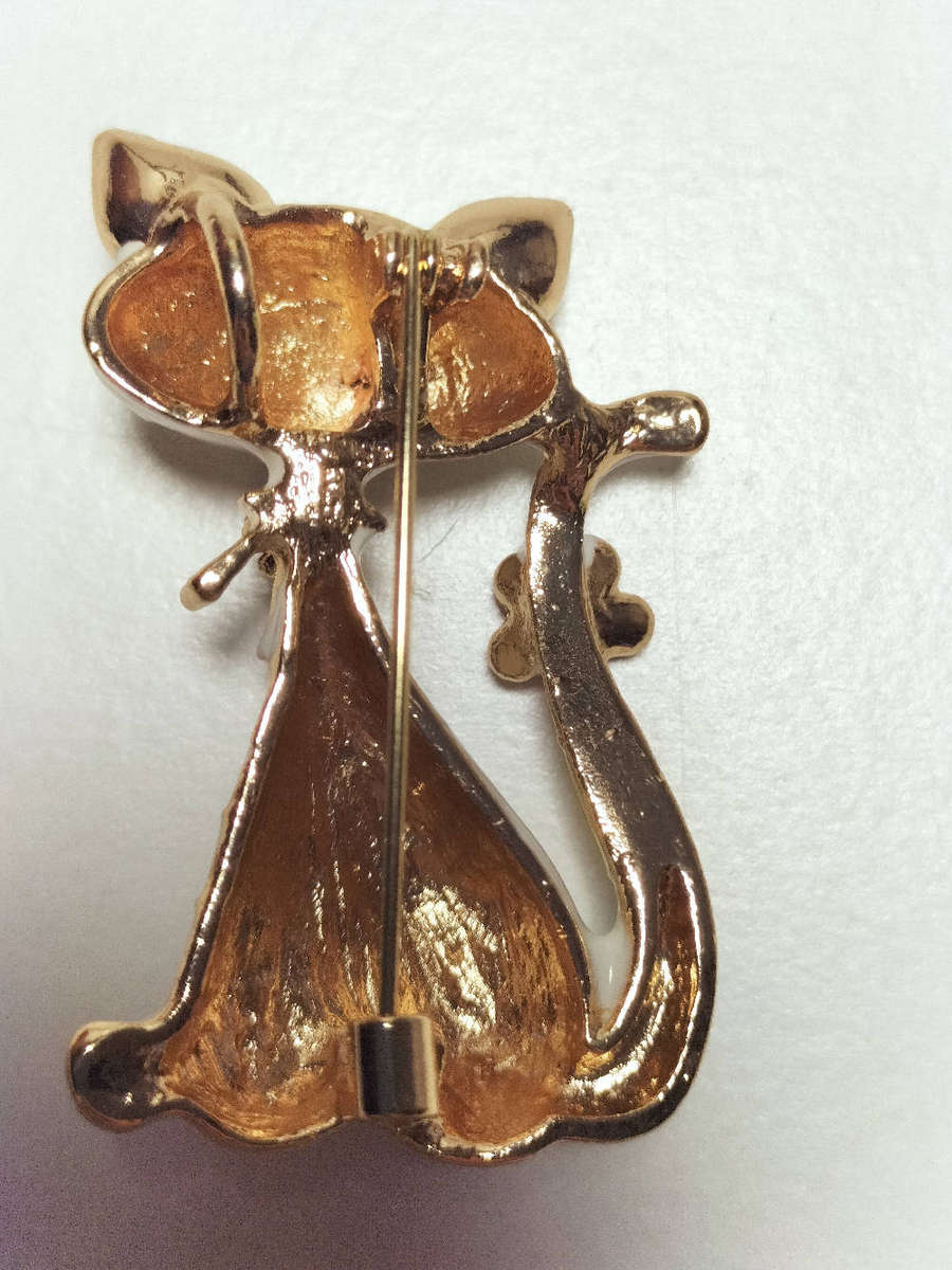Beautiful Cat Brooch White