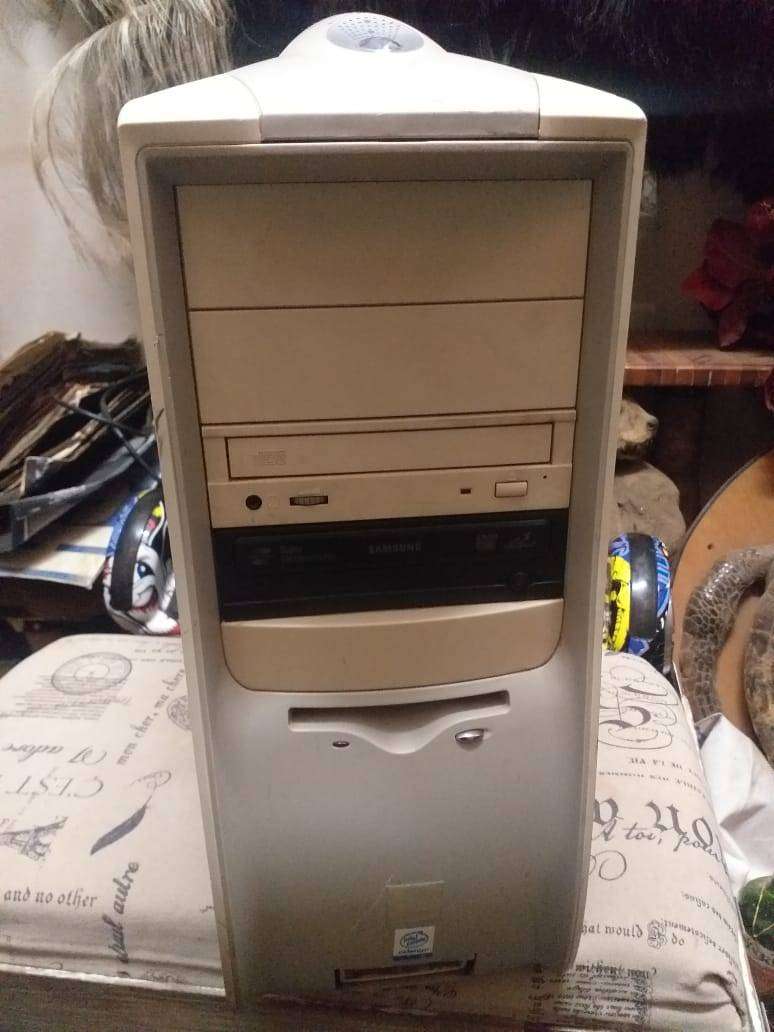 Vintage DDR1 computer box