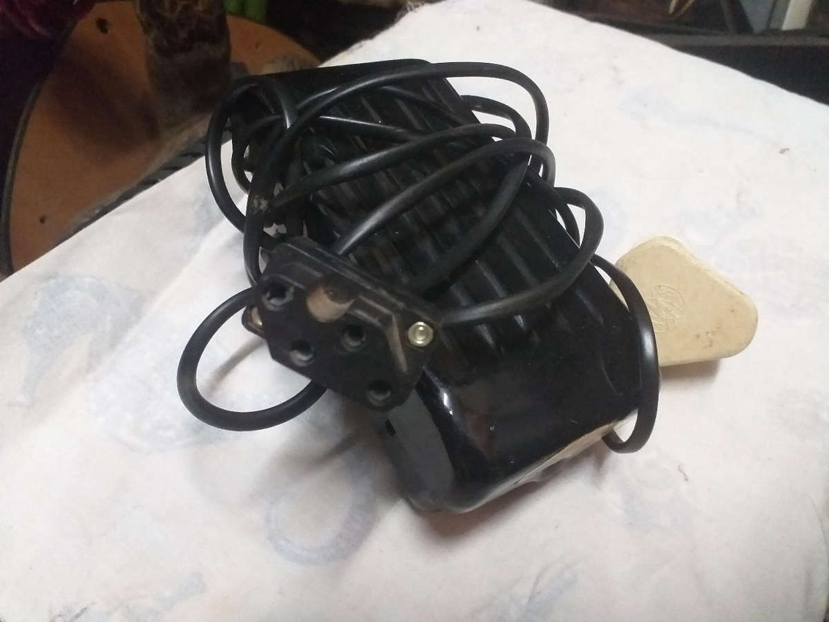 Sewing machine foot controller