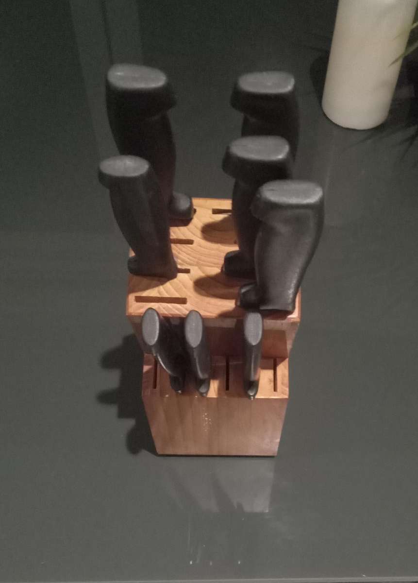 KITCHEN KNIFE SET IN WOODEN HOLDER