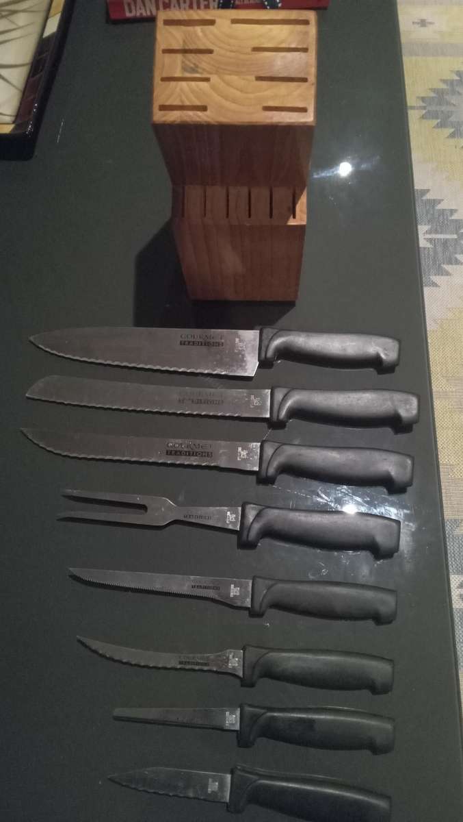 KITCHEN KNIFE SET IN WOODEN HOLDER