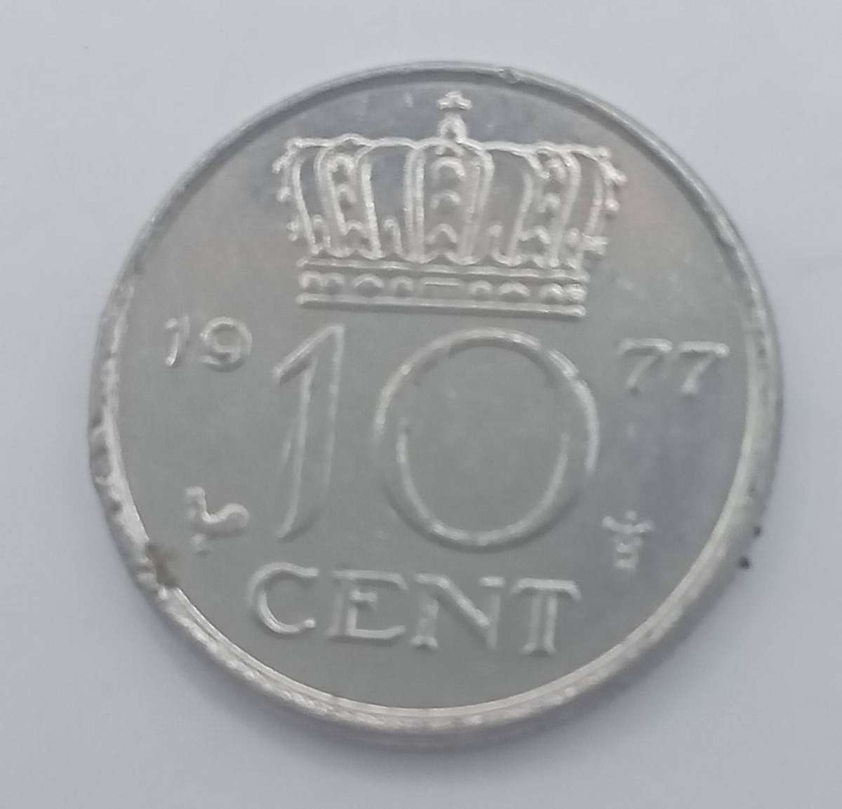 TWO NEDERLAND KONINGIN JULIANA AND BEATRIX 10 CENT COINS: 1 X 1977 AND 1 X 1990