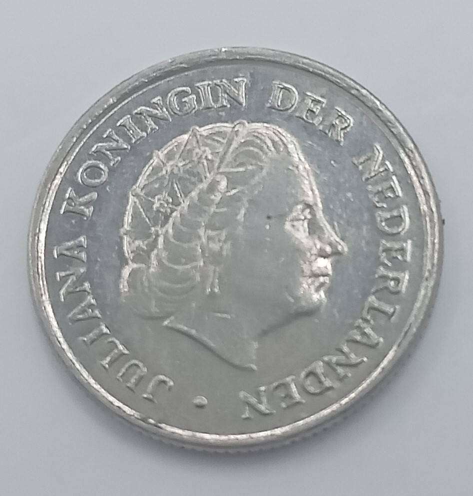 TWO NEDERLAND KONINGIN JULIANA AND BEATRIX 10 CENT COINS: 1 X 1977 AND 1 X 1990