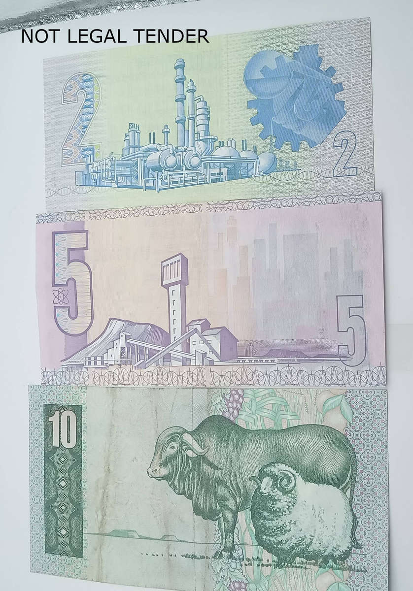 SHORT SET GERHARD DE KOCK SA BANK NOTES- 1 X R10, 1 X R5 AND 1 X R2