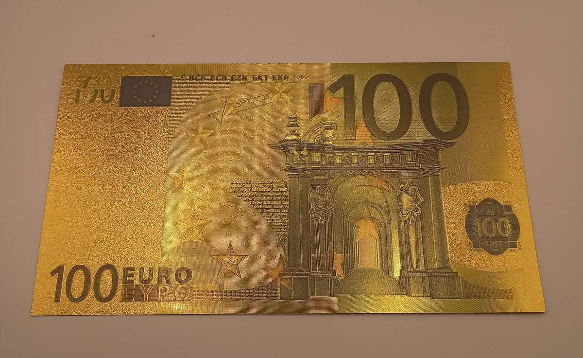GOLD FOIL 100 EURO PLASTIC COLLECTABLE NOTE AND IDEAL FOR GIFTS