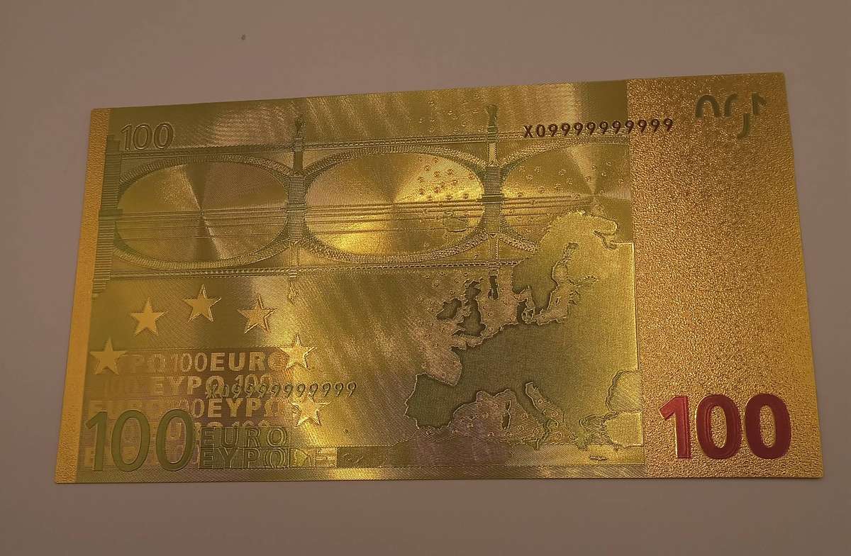 GOLD FOIL 100 EURO PLASTIC COLLECTABLE NOTE AND IDEAL FOR GIFTS