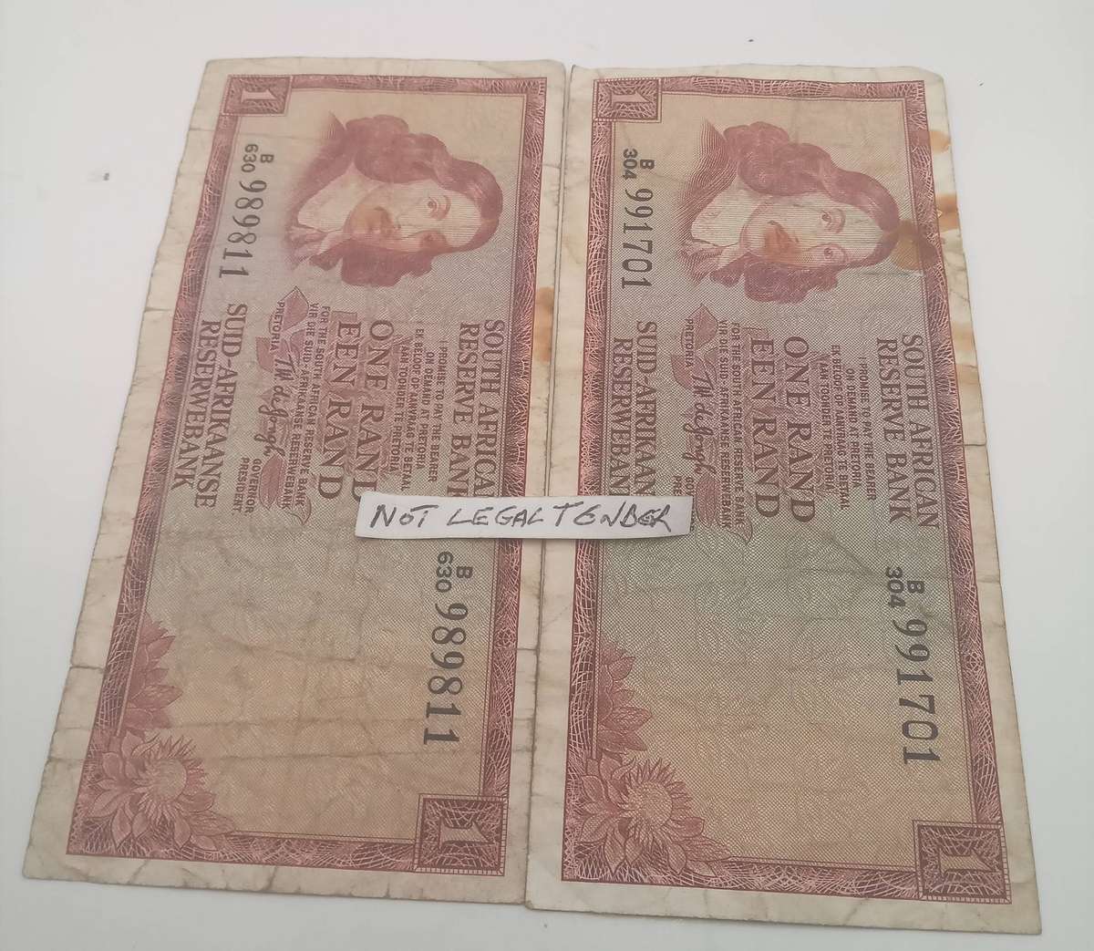TWO SA ONE RAND BANK NOTES - TW DE JONGH - SERIAL NR B991701 AND B989811: ONE BID TAKES BOTH