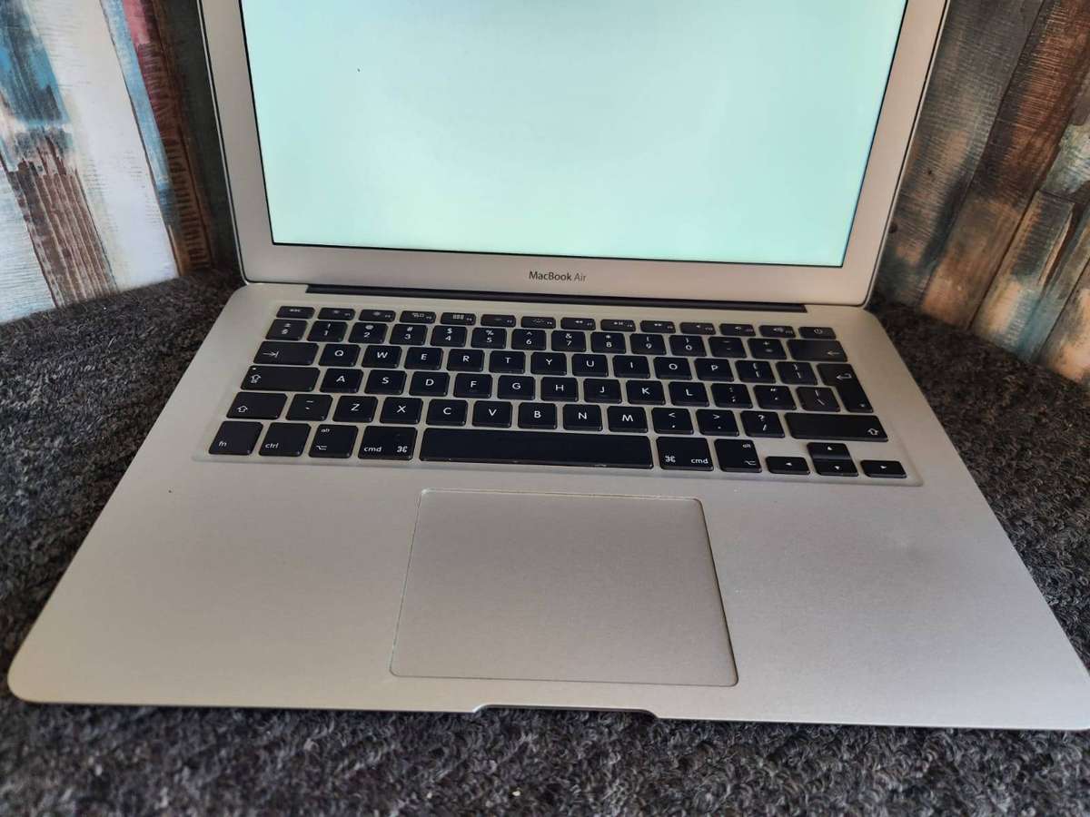 Macbook Air 13inch 2011 + Free Laptop Bag