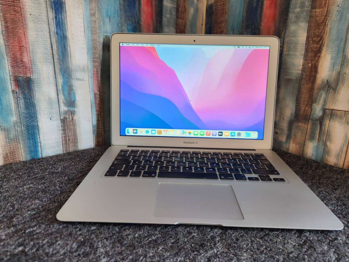 Macbook Air 13inch 2011 + Free Laptop Bag