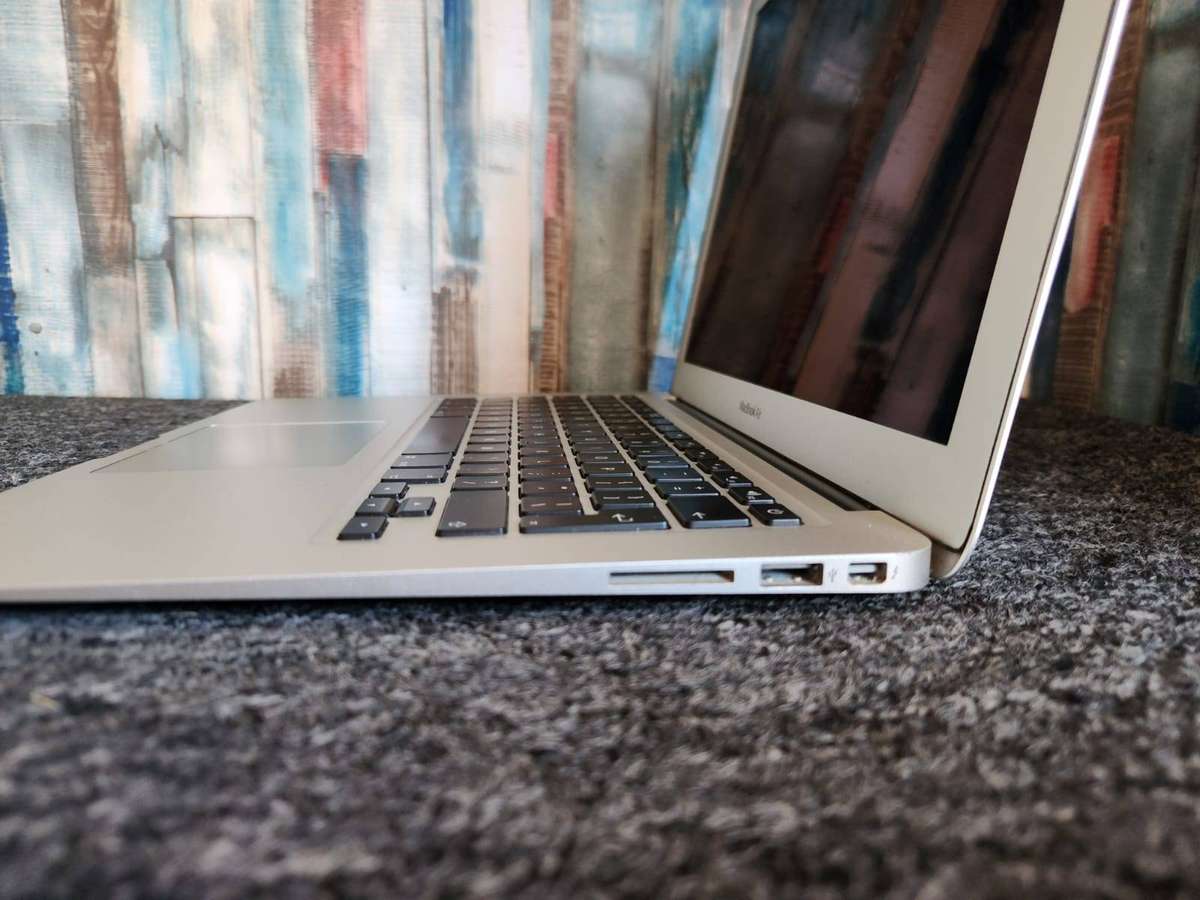 Macbook Air 13inch 2011 + Free Laptop Bag