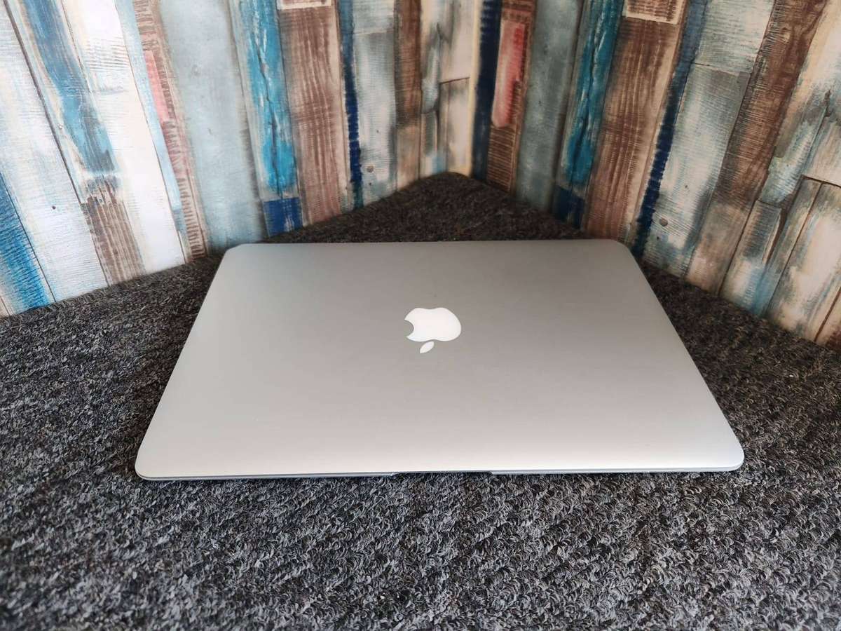 MacBook Air (13-inch, Early 2015) + Free Laptop Bag