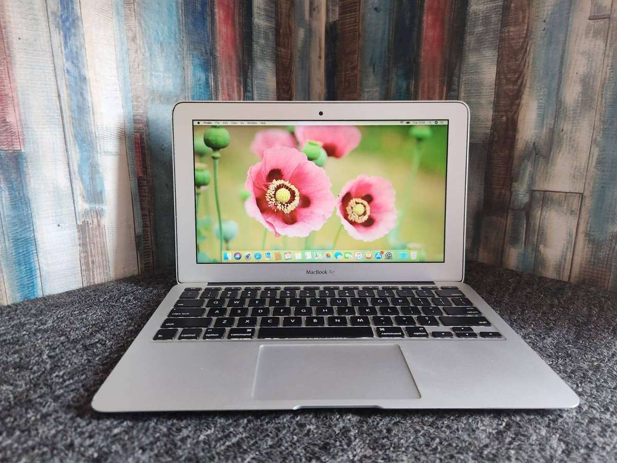 MacBook Air (11-inch, Mid 2013) + Free Laptop Bag