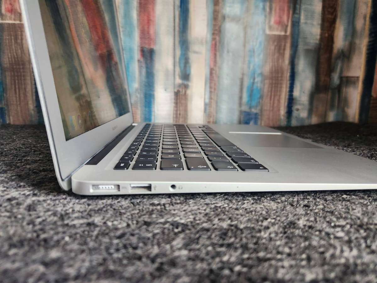 MacBook Air (13-inch, Early 2014) + Free Laptop Bag
